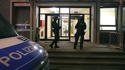 Ein Sondereinsatzkommando der deutschen Polizei stürmte am Samstagabend ein Asylheim unweit des Anschlagsortes in Solingen. (Bild: EPA)