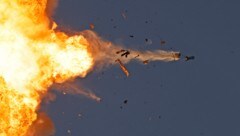 Eine von der Hisbollah-Miliz abgefeuerte Rakete, die von der israelischen Armee abgefangen werden konnte. (Bild: APA/AFP)