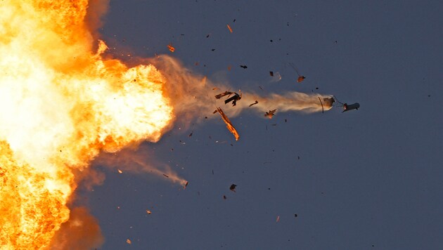 A rocket fired by the Hezbollah militia that was intercepted by the Israeli army. (Bild: APA/AFP)