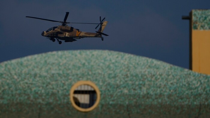 Ein israelischer Militärhubschrauber kreist über Israel. 