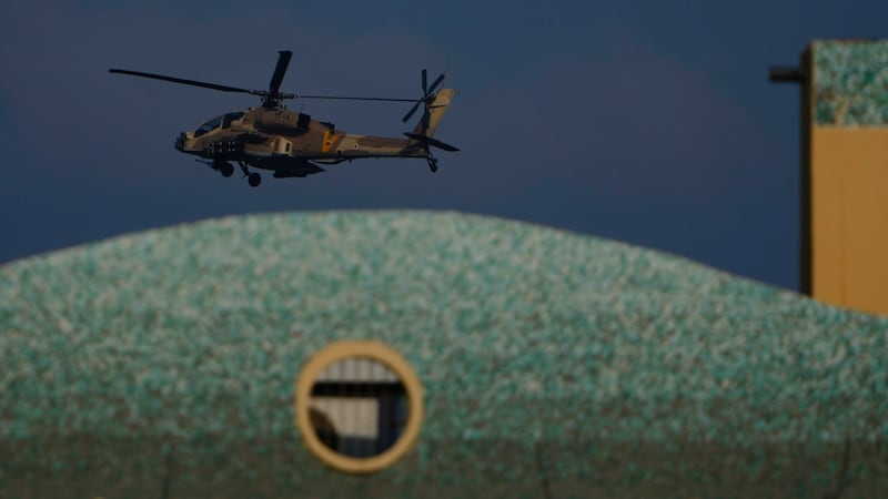 An Israeli military helicopter circles over Israel. (Bild: APA/Associated Press)