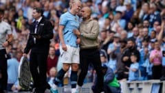 Erling Haaland (li.) und Pep Guardiola (Bild: AP/Dave Thompson)