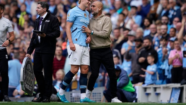 Erling Haaland (left) and Pep Guardiola (Bild: AP/Dave Thompson)