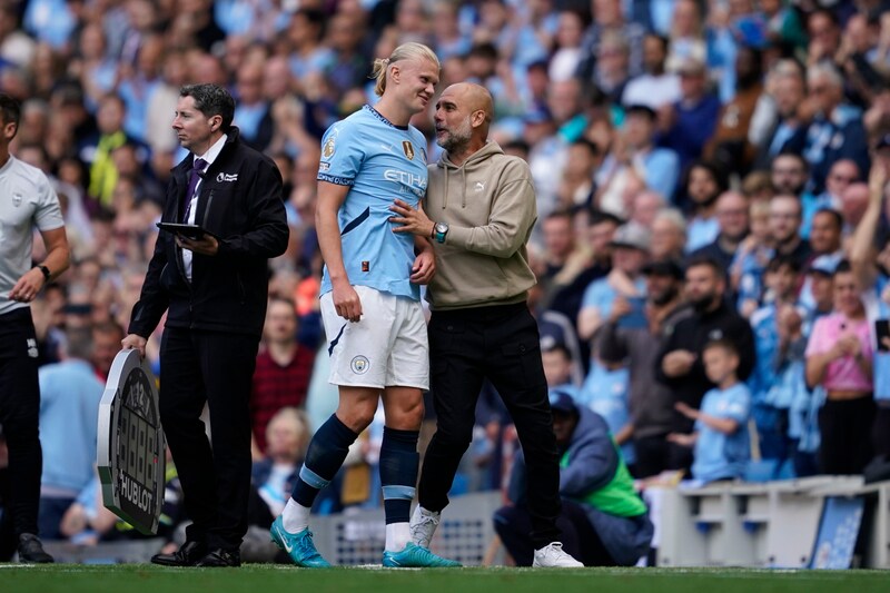 Erling Haaland (left) and Pep Guardiola (Bild: AP/Dave Thompson)