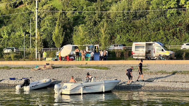 In the course of the operation, a number of rubberneckers also gathered at the scene of the accident. (Bild: Wasserrettung Vorarlberg)