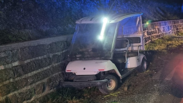 The two Germans crashed into a wall with this golf cart. (Bild: zoom.tirol)