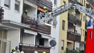 Die Feuerwehr war auch mit einer Drehleiter vor Ort im Einsatz. (Bild: zoom.tirol)