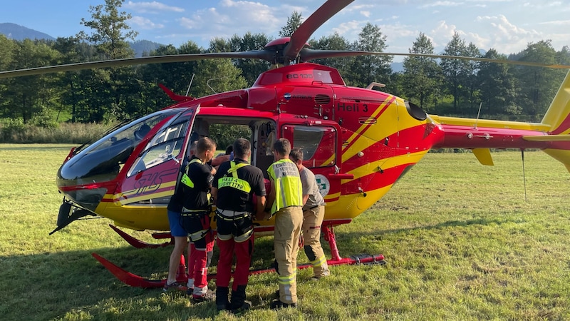 Der Mann wurde vom Notarzthubschrauber Heli 4 in die Innsbrucker Klinik geflogen. (Bild: zoom.tirol)