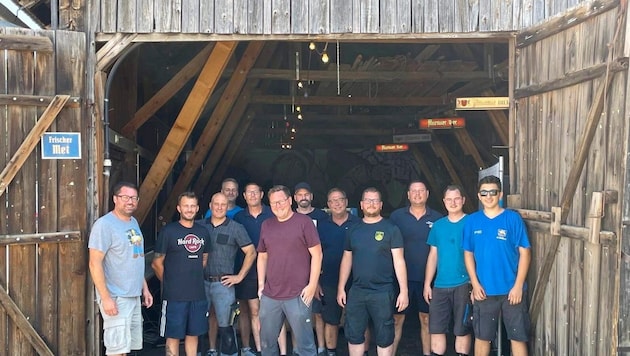 The fire department's comradeship association is helping out in the old barn on the Wiesn today (Bild: Feuerwehr Bleiburg)