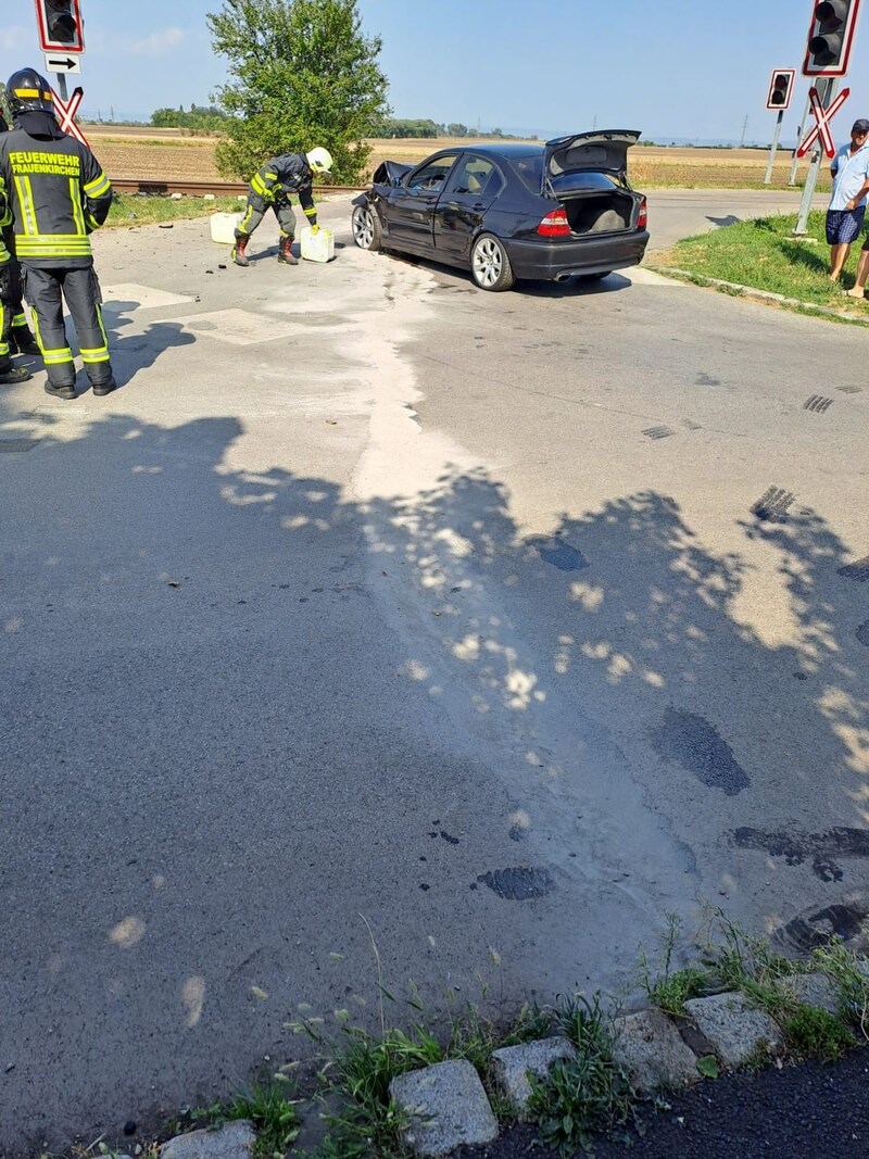 Austretende Flüssigkeiten aus dem Wagen mussten gebunden werden.  (Bild: Freiwillige Feuerwehr Frauenkirchen)