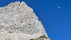 Der Kletterer wurde vom Notarzthubschrauber aus der Wand geborgen. (Bild: zoom.tirol)