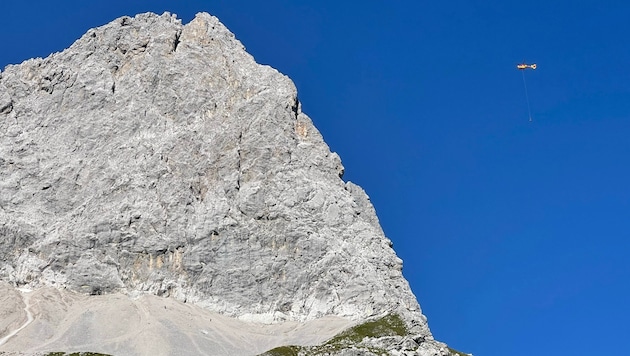 The climber was rescued from the wall by the emergency helicopter. (Bild: zoom.tirol)