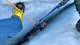 Die Frau war 45 Minuten in der Spalte gefangen. (Bild: Michael Gruber/Alpinpolizei, Krone KREATIV)