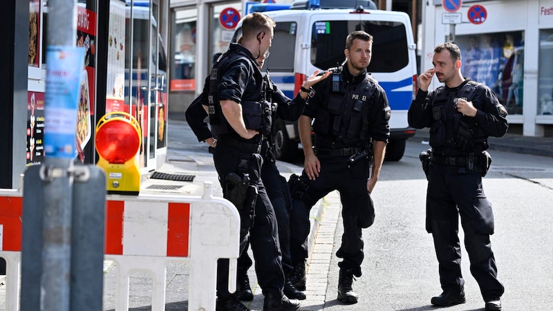 Three people were killed in the attack in Solingen. (Bild: APA/AFP/Roberto Pfeil)