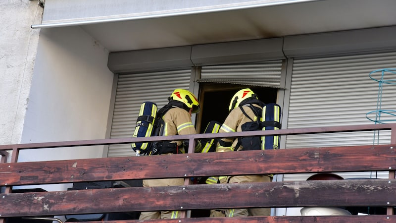 Die Florianijünger durchsuchten mit schwerem Atemschutz die Wohnung. (Bild: zoom.tirol)