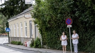 Michaela (li.) und Dagmar Seitner kämpfen gegen Erweiterung des Halte- & Parkverbots (Bild: Imre Antal)