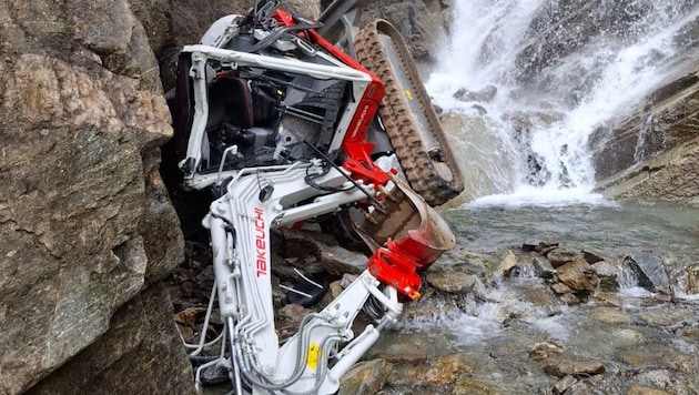 Ein Bagger stürzte hundert Meter in die Tiefe und landete im Schildbach (Bild: FF Matrei , Krone KREATIV)