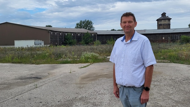 Helfried Blutsch von der SPÖ kritisiert den Still- stand am Areal der ehemaligen Remise. (Bild: SPÖ Amstetten)