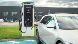 Das Unternehmen Swarco will mit dem Softwarespezialisten Monta das Bezahlsystem bei E-Ladestationen vereinfachen. Gestartet wird mit 500 Ladepunkten in ganz Österreich. (Bild: Swarco)