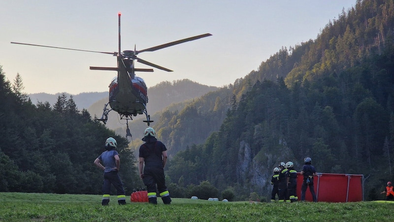 A piece of forest burns in Palfau (Bild: APA/OLM D.V. DOMINIK GANSER)