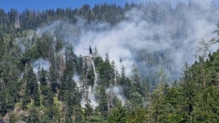 Mittlerweile ist der Waldbrand in Palfau unter Kontrolle (Bild: APA/OLM D.V. DOMINIK GANSER)