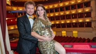 Thommy Ten und Amélie van Tass posieren vor dem ersten Auftritt mit Baby an Bord in der Staatsopern-Kulisse. (Bild: Andreas Tischler / Vienna Press)