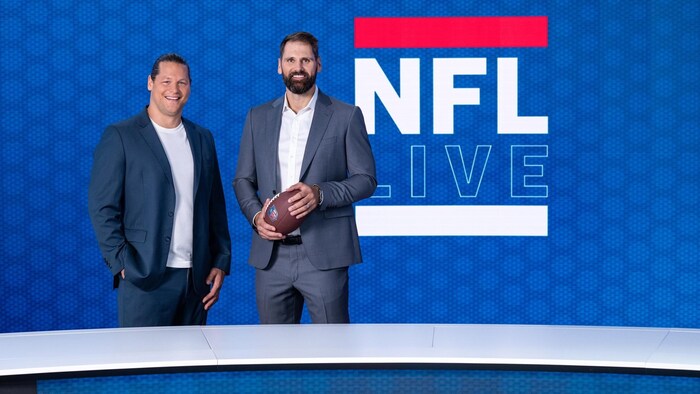 Markus Kuhn (li.) und Ex-NFL-Profi Sebastian Vollmer im RTL-NFL-Studio in Köln.