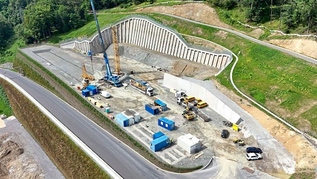 Die Baustelle direkt in einem Hang (Bild: APG)