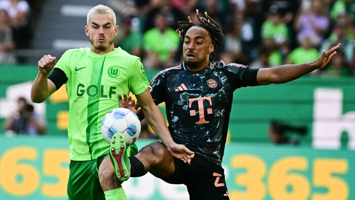 Jakub Kaminski (l.) im Duell mit Sacha Boey