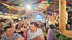 Bier, Grillhendl und zünftige Musik: Am Altausseer Kirtag werden wieder 20.000 Gäste feiern, darunter Politprominenz aus Bund und Land. Am Montag ist der traditionelle Höhepunkt. (Bild: FF Altaussee)