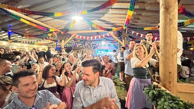 Beer, grilled chicken and hearty music: 20,000 guests will once again celebrate at the Altaussee Kirtag, including political celebrities from the federal and state governments. Monday is the traditional highlight. (Bild: FF Altaussee)