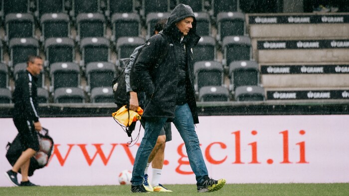 Bernhard Summer im strömenden Regen von Altach.