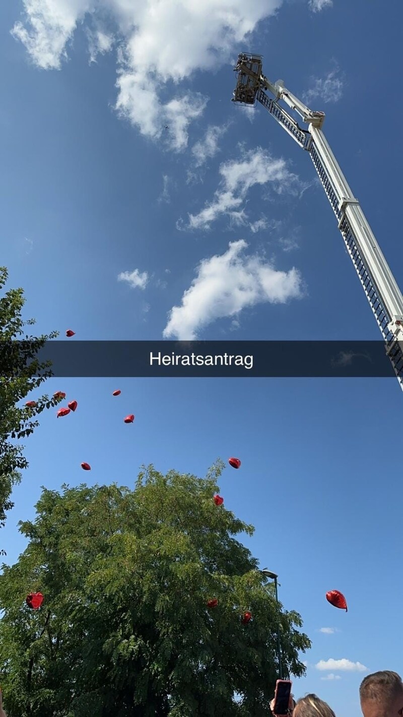 Familie und Freunde freuten sich mit dem Paar.  (Bild: Feuerwehr Neudorf bei Parndorf)