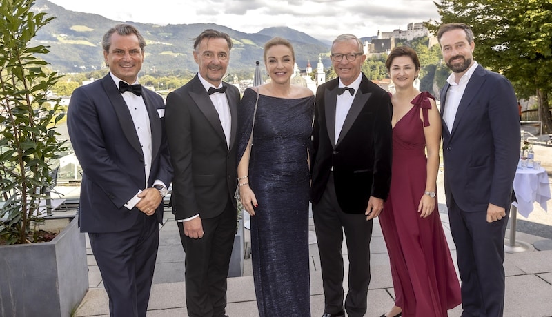 Representatives of the ÖVP-FPÖ provincial government at the Festival reception of the Federation of Austrian Industries. LH Haslauer (3rd from right) just shakes his head at Kickl's statements. Marlene Svazek (2nd from right) wants to put things into perspective. (Bild: IV Salzburg / Kolarik)