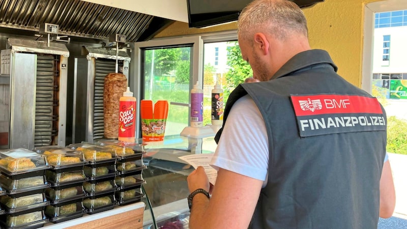 Nothing learned from the meat scandal: financial police inspected 221 kebab stands again and found what they were looking for. (Bild: BMF)