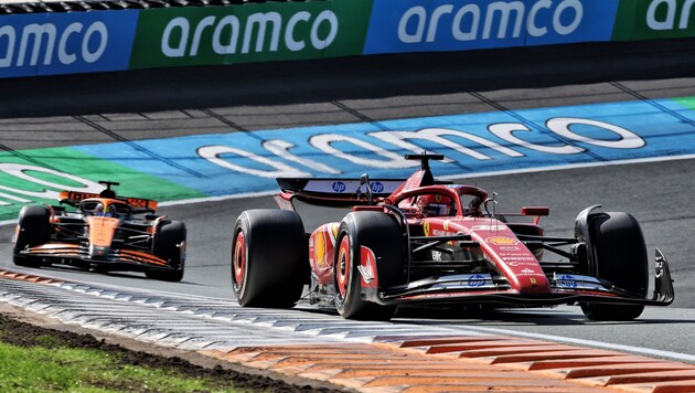 Charles Leclerc (re.) ließ Oscar Piastri hinter sich und raste auf Rang drei. (Bild: GEPA pictures)