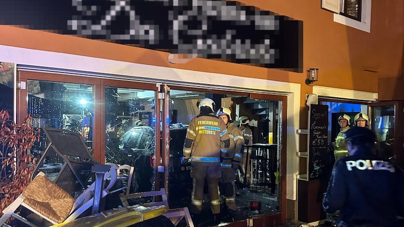 The car smashed through the glass front of the pizzeria. (Bild: RK Salzburg)