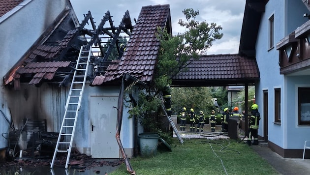 Vom Garagendach blieb nicht viel über. (Bild: FF Zeltweg-Stadt, FF Weißkirchen)