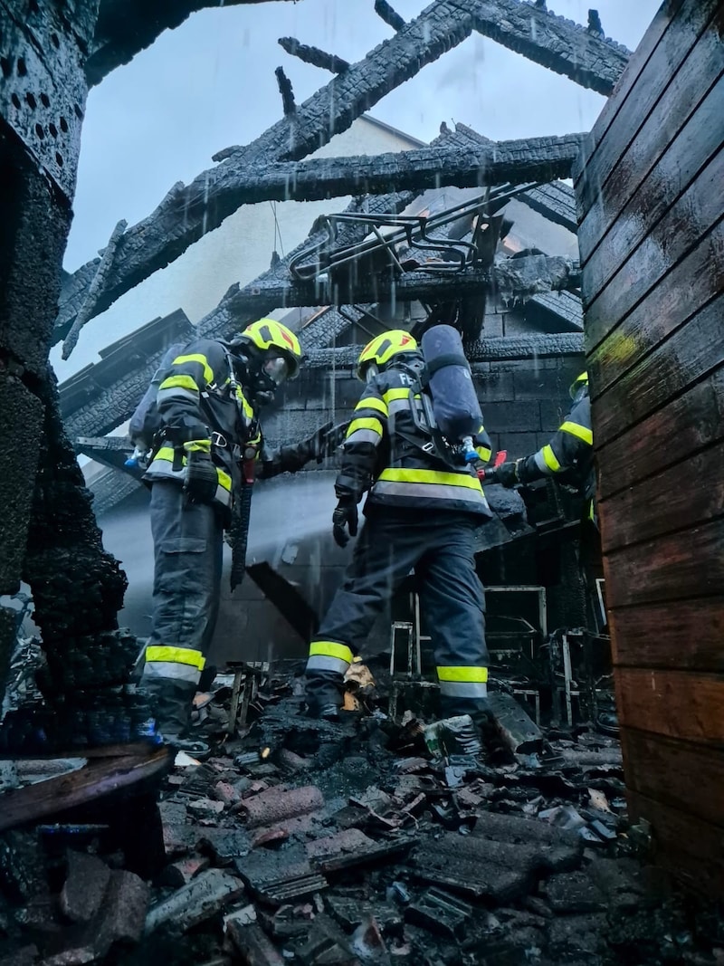 Nur mit schwerem Atemschutz konnte man den Brand stillen. (Bild: FF Zeltweg-Stadt, FF Weißkirchen)