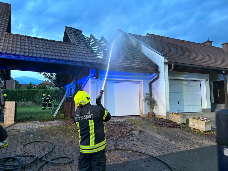 Einsatz für drei steirische Feuerwehren. (Bild: FF Zeltweg-Stadt, FF Weißkirchen)