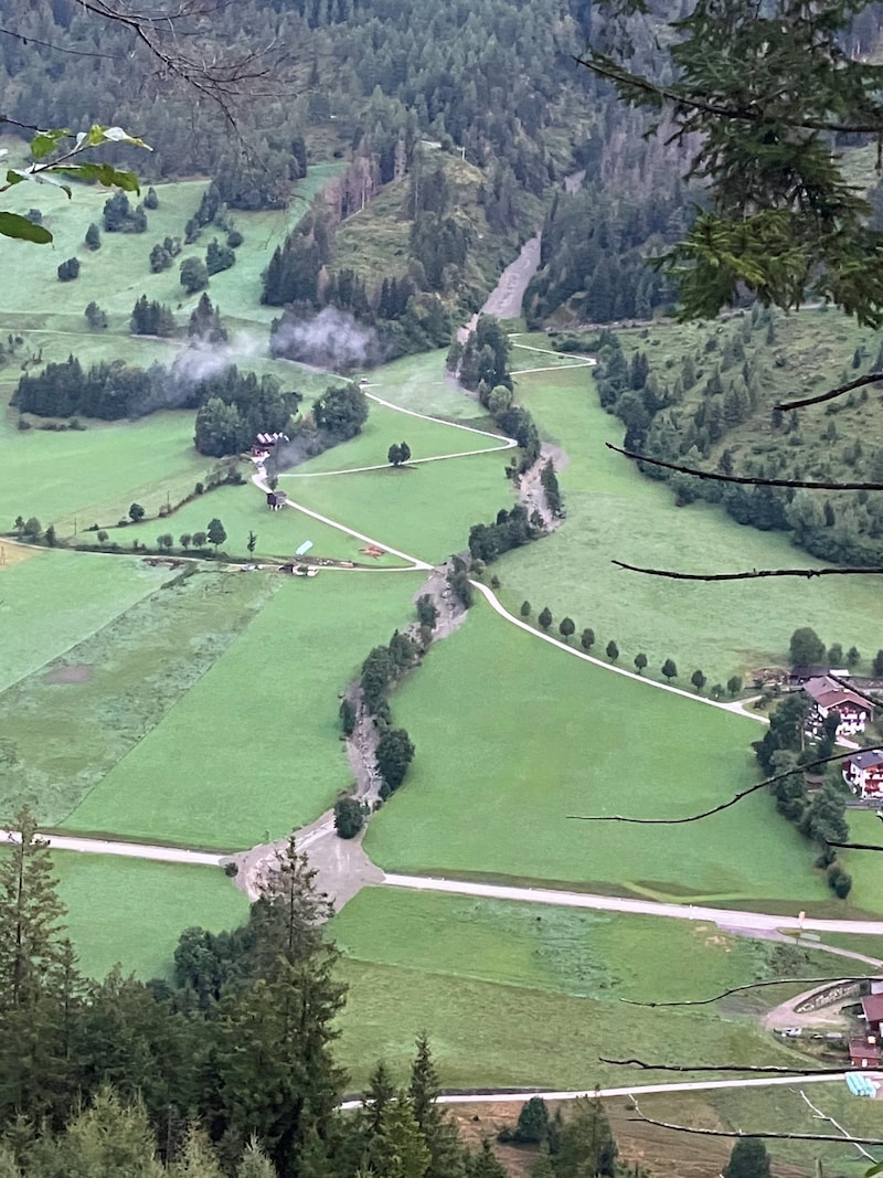 Geröll und Schlamm verlegten die Virgentalstraße. (Bild: Land Tirol)