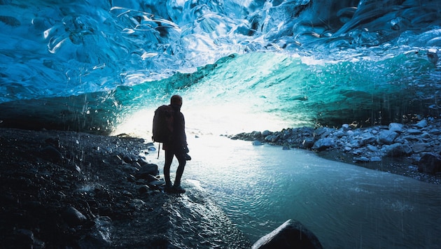 Eine der Eishöhlen am Breiðamerkurjökull. Bei dem Einsturz wurde mindestens ein Mensch getötet. (Bild: stock.adobe.com)