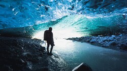 Eine der Eishöhlen am Breiðamerkurjökull. Bei dem Einsturz wurde mindestens ein Mensch getötet. (Bild: stock.adobe.com)