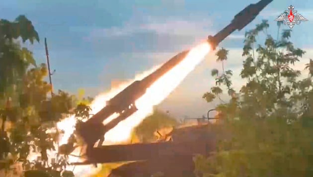 Footage from the Russian Ministry of Defense shows rockets being fired. (Bild: AP)