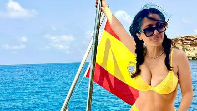 Salma Hayek enjoys her vacation - even the Hollywood diva doesn't want to dye her hair. (Bild: www.instagram.com/salmahayek)