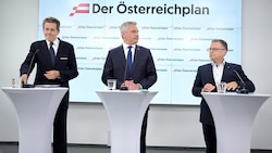 Wirtschaftsbund-Obmann Harald Mahrer, ÖVP-Chef und Bundeskanzler Karl Nehammer sowie Arbeitnehmerbund-Chef August Wöginger (ÖVP) kündigten ein Monat vor der Nationalratswahl diverse Steuersenkungen an.  (Bild: APA/ROLAND SCHLAGER)