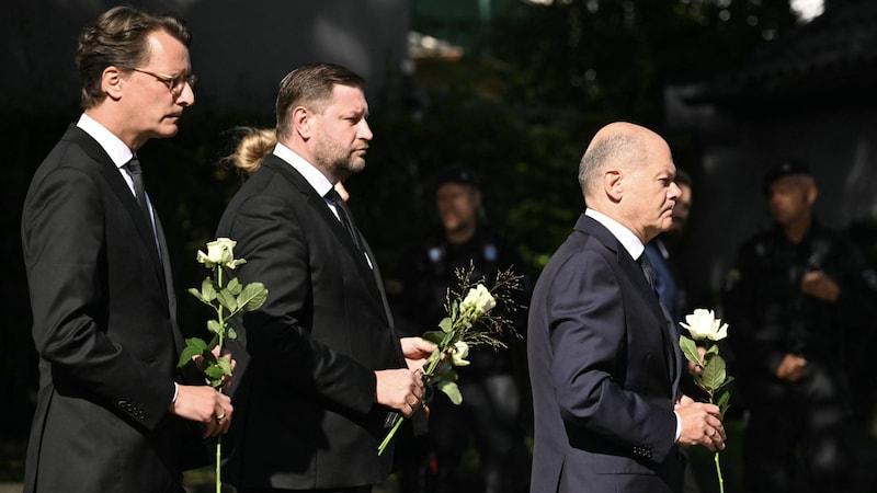 NRW-Ministerpräsident Wüst, Solingen-Bürgermeister Kurzbach und Kanzler Scholz gedenken der Opfer. (Bild: AFP/INA FASSBENDER)