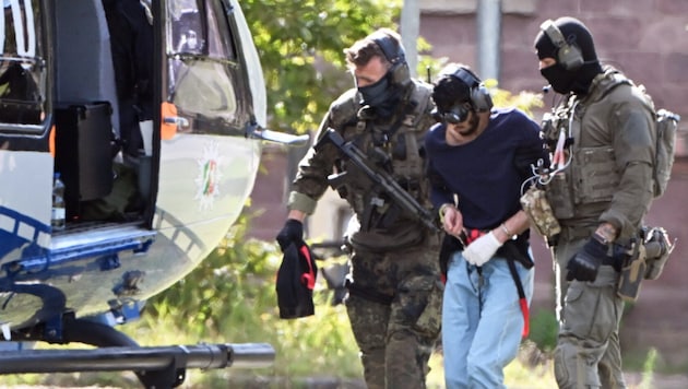 The suspected knife attacker from Solingen during his arrest (Bild: APA Pool/Uli Deck)