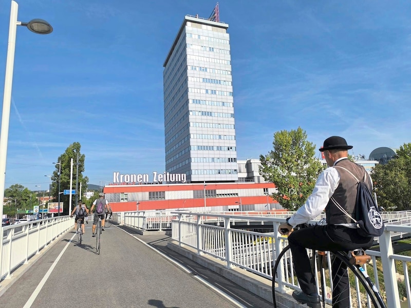 Auch am Pressehaus in der Muthgasse radelte die Truppe vorbei. (Bild: zVg)