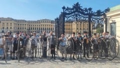 Mit ihren historischen Drahteseln radelte die Truppe aus Tschechien bis nach Schönbrunn.  (Bild: zVg)